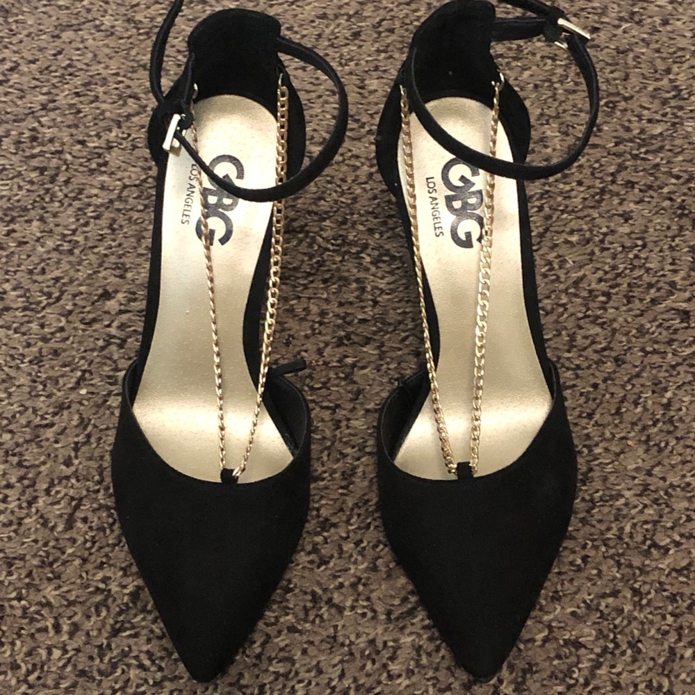 New!! GBG Los Angeles heels w/ gold chain size 5.5